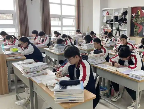 沟通与支撑体系会深度分析每位学生的错题散布与作答进程 沟通与支撑体系会深度分析每位学生的错题散布与作答进程