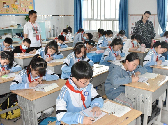 减轻课业负担促进学生全面发展研讨会采用人机协同议课形式