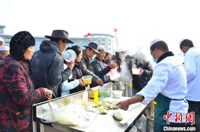 图为活动现场的群众排队领化隆拉面。 鲁丹阳 摄 青海“拉面之乡”千人共享幸福面 1.7万余家拉面店创造130亿年产值