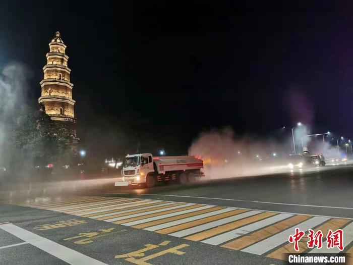 湖北宜昌城区开展全域喷洒消毒 宜昌市城管委 供图 摄 湖北宜昌城区开展全域喷洒消毒 减少病毒蔓延