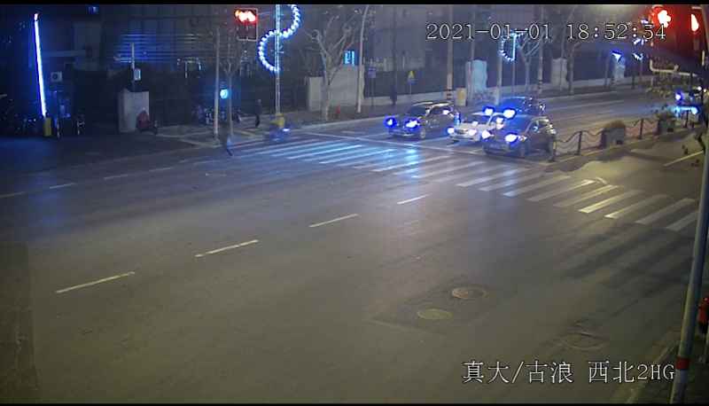 上海一外卖骑手边看手机边闯红灯,撞死过马路的行人!负全责