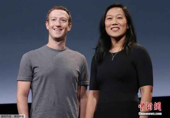 资料图:“脸书”CEO马克-扎克伯格(左)。 特朗普下令加强社交媒体监管 脸书和推特CEO发声